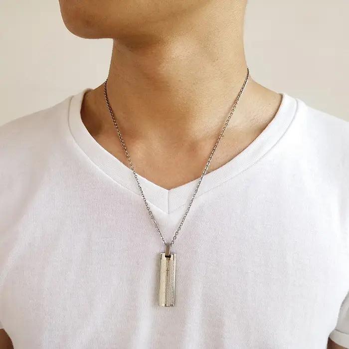 Pendentifs espagnols plaqués titane pour hommes