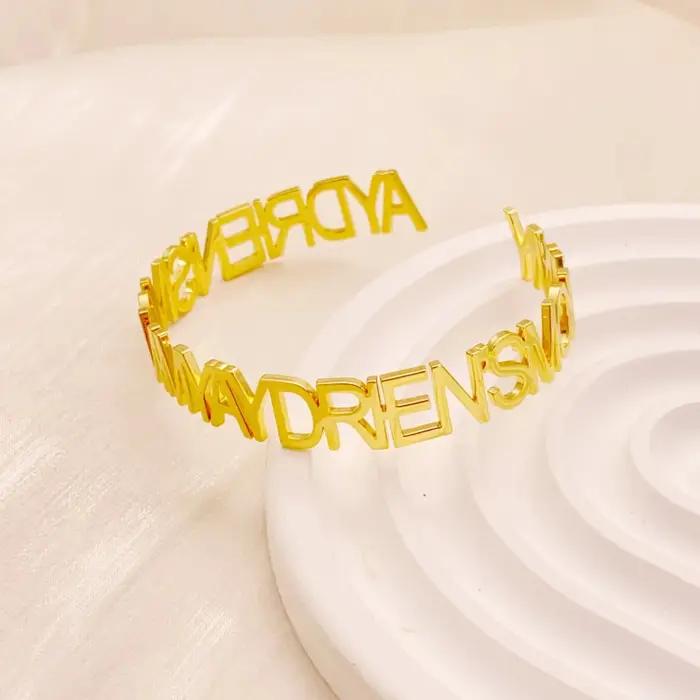 Bracelet en acier inoxydable personnalisé avec lettres larges pour femmes cadeau occasion spéciale nom mère enfant