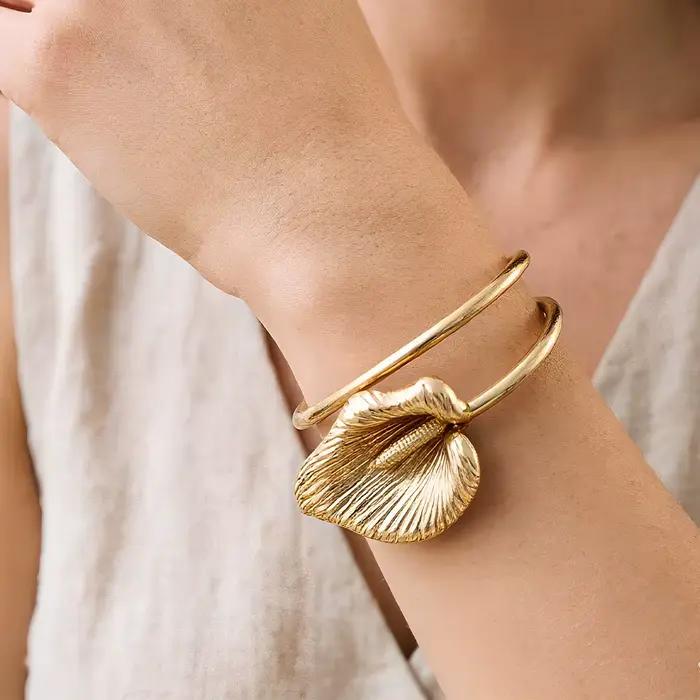 Parure de bijoux lys calla doré mat collier ras du cou ajustable bracelet floral pour femmes occasions spéciales usage quotidien cérémonies