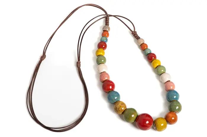 Collier en céramique multicolore fait main réglable pour femmes, idéal pour superposition et occasions spéciales
