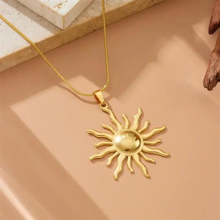 Collier pendentif soleil plaqué or 18 carats design rayons ondulés avec chaîne serpent bijou statement bohème céleste en acier inoxydable pour femmes occasions spéciales