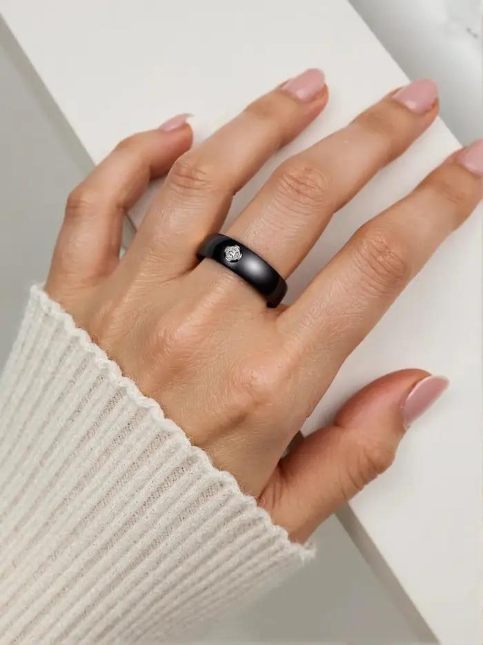 Bague en céramique noire et blanche avec cristal pour engagement et occasions spéciales hommes femmes style classique modernité