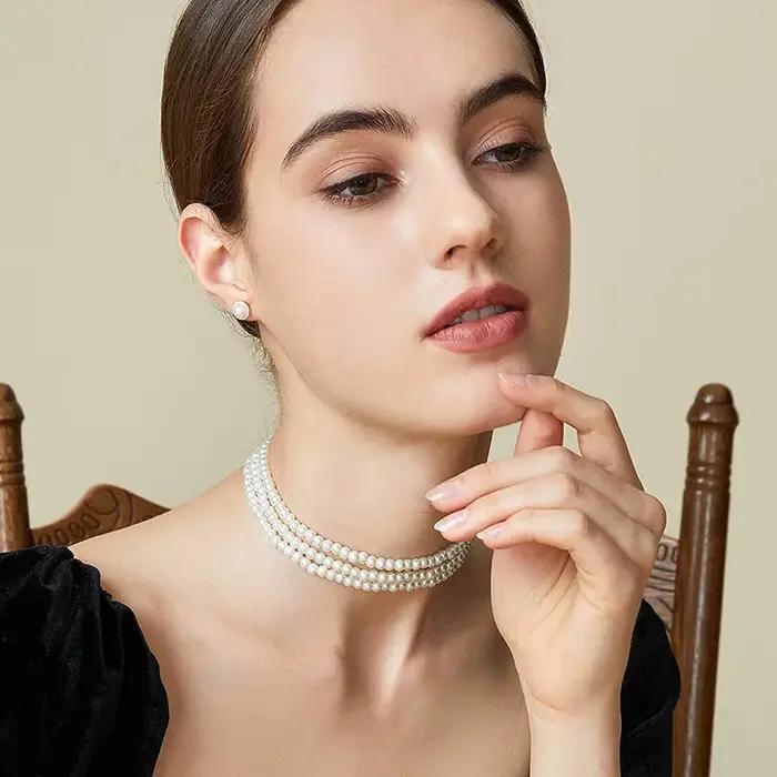 Collier ras du cou multicouche élégant en perles blanches pour femmes