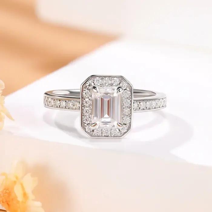 Bague de fiançailles LinkerLove en argent S925 avec moissanite taille émeraude 1 carat et halo de pierres latérales