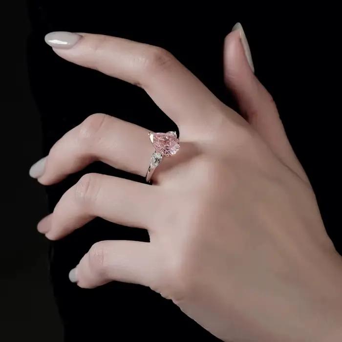Bague de fiançailles en diamant de laboratoire rose synthétique en forme de formage