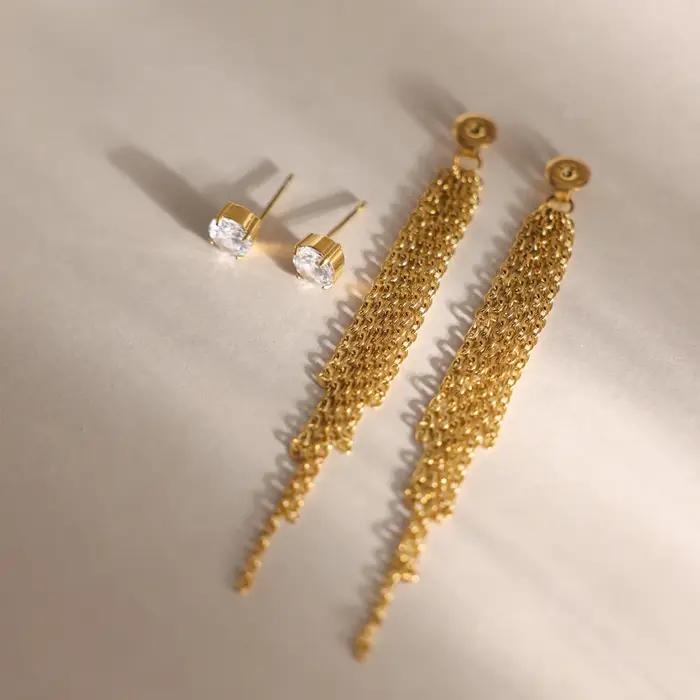 Boucles d'oreilles pendantes Zora en acier inoxydable plaqué or 18 carats PVD avec zircon et pompon