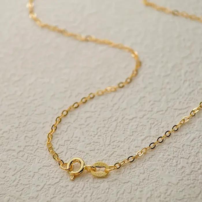 Collier en argent sterling 925 avec croix géométrique plaquée or jaune pour femmes occasions spéciales elegance moderne