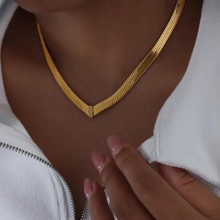 Collier chaîne chevrons acier inoxydable plaqué or 18 carats avec breloque zircon pour femme style hip-hop rock bijou tendance occassions spéciales