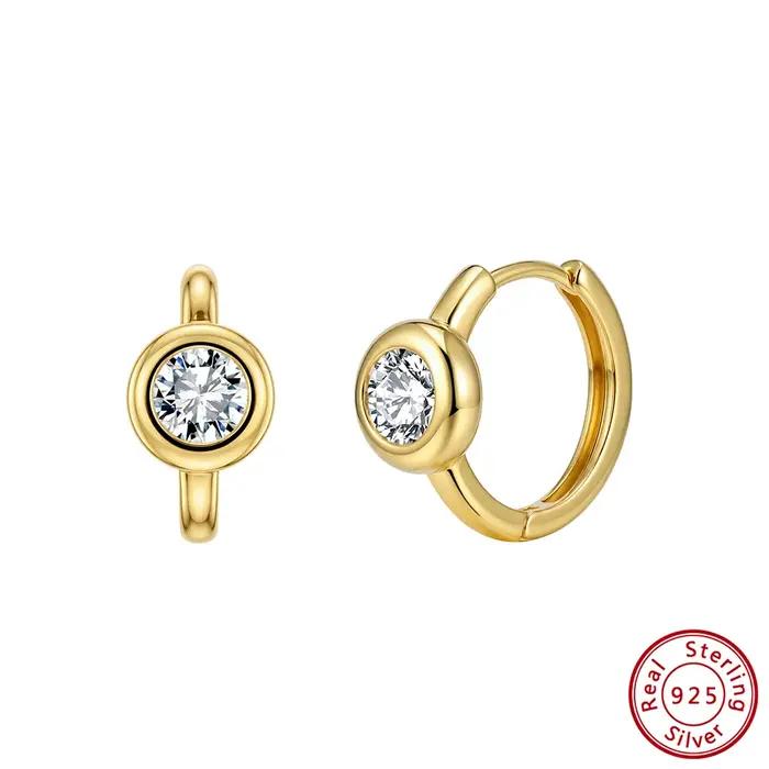 Kiss Mandy Boucles d'oreilles créoles unisexe en argent sterling 925 avec moissanite taille brillant rond, bijou solitaire effet diamant, cadeau SMOE23