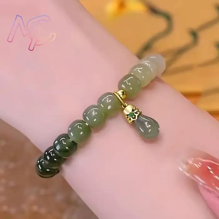Bracelet en jade Hetian naturel et agate pour femmes et filles élégants et sophistiqués pour occasions spéciales et looks quotidiens