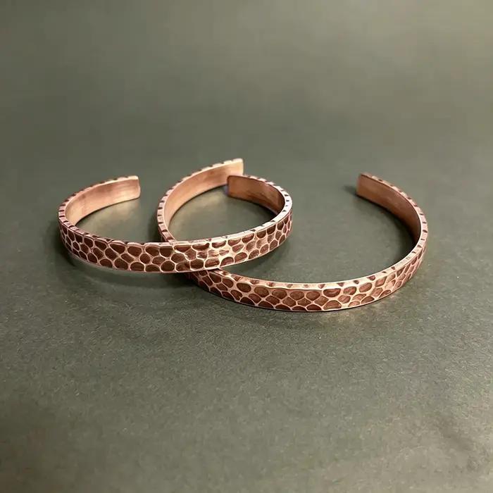Bracelet en cuivre massif martelé rustique vintage punk fait à la main bracelet de manchette unisexe pour homme femme occasions spéciales anniversaires noël