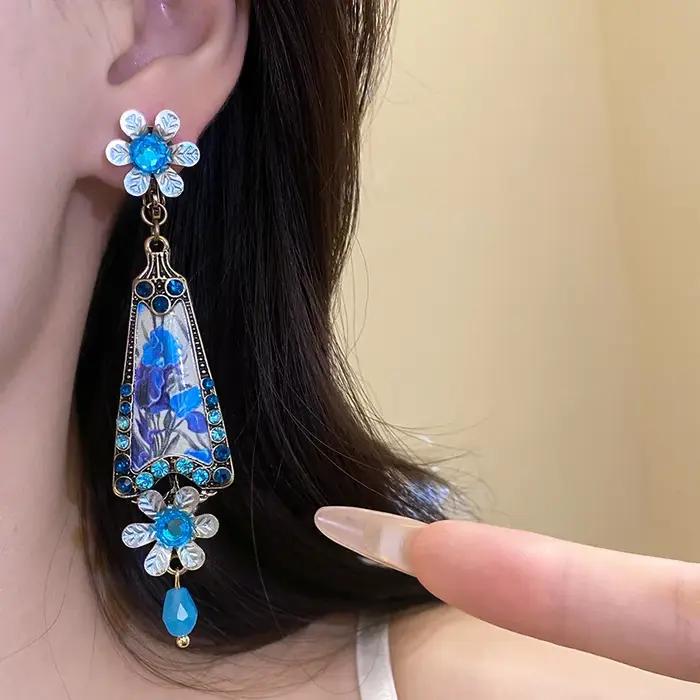 Boucles d'oreilles pendantes en résine à motif floral