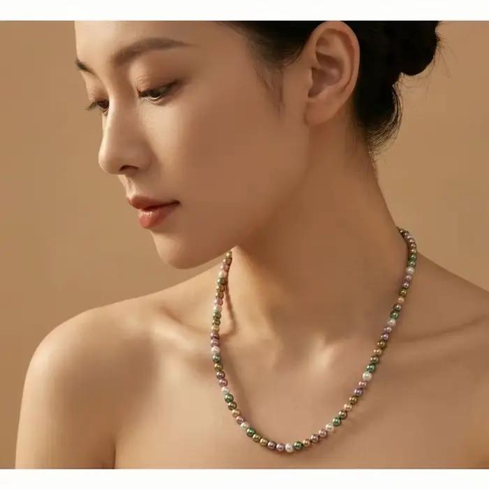 Collier rétro français de niche en acier au titane avec chaîne perlée faite main et perles d'imitation colorées pour femmes style fairy wind occasions spéciales