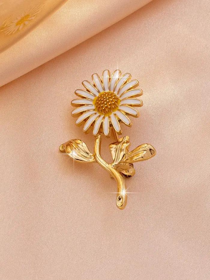 Une broche florale est un accessoire populaire