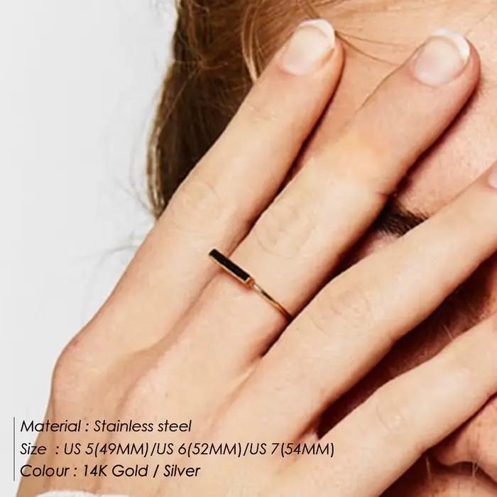 Bague de fiançailles minimaliste personnalisée en acier inoxydable avec lettres gravées pour femmes occasions spéciales et partys