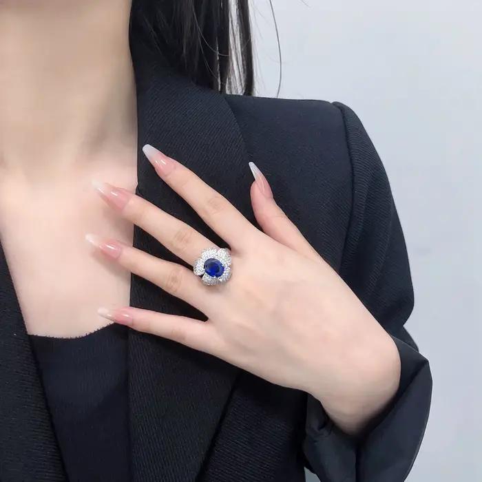 Bague Camélia Saphir en Argent Sterling Incrustée de Cristal Bleu Élégante pour Femmes Occasions Spéciales Cadeau de Mariage