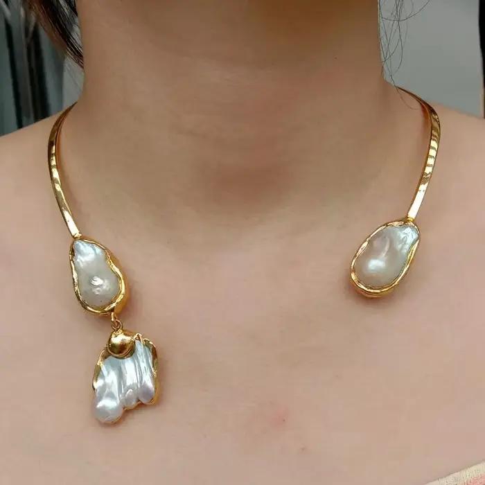 Collier ras du cou avec perles Keshi blanches, plaqué or jaune 18 K