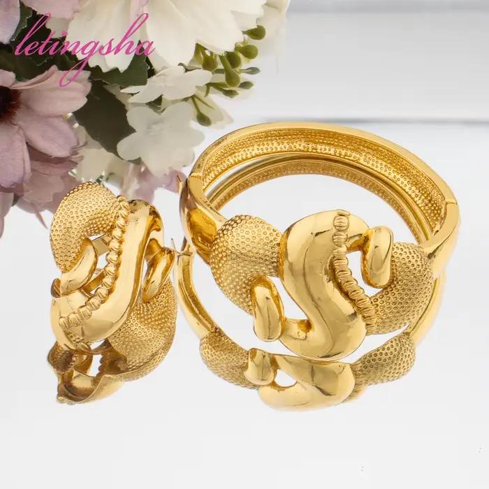 Ensemble de bijoux de conception brossée ronde de document d'or pour des femmes, bracelet de manchette, ensemble de bague, mode, nouveau design, mariages, patients