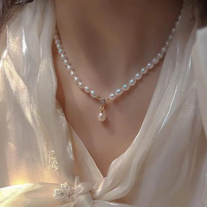 Élégant collier de perles naturelles pour femmes à la mode rétro style français léger luxe assorti tous les fermoirs en cuivre riz blanc...