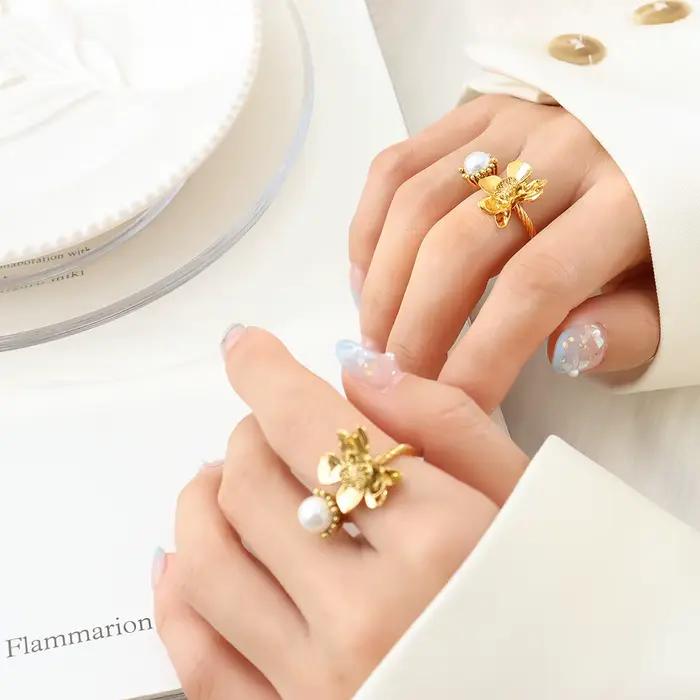 Bague rétro française pour femme motif floral perle plaqué or 18 carats style gothique élégant redimensionnable noir ou blanc