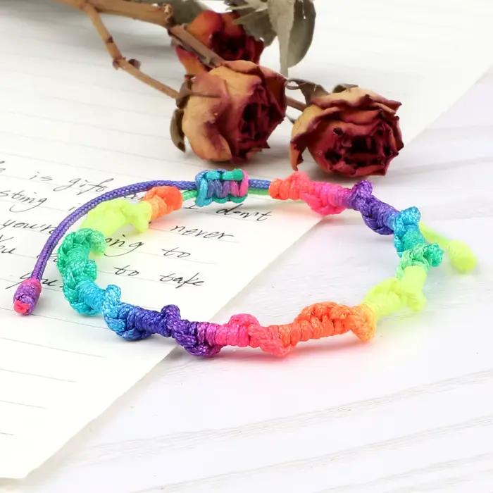 Bracelet tressé en fil arc-en-ciel tibétain ajustable à nœud pour femmes et hommes occasions spéciales