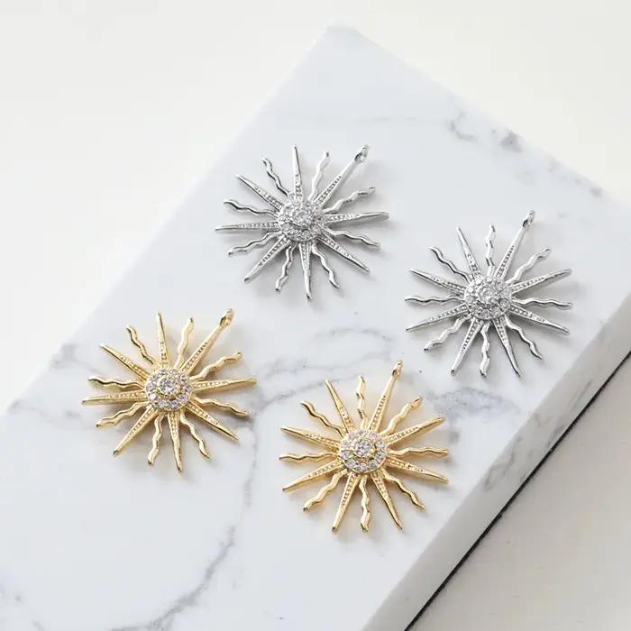 Pendentif de soleil plaqué or 14k en laiton et zircon pour femmes occasions spéciales doré brillant unique et personnalisé