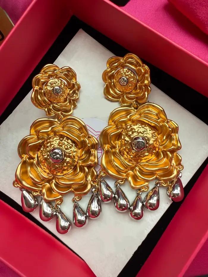 Boucles d'oreilles rétro exagérées à fleurs et perles argentées pour femmes occasions spéciales vintage élégantes