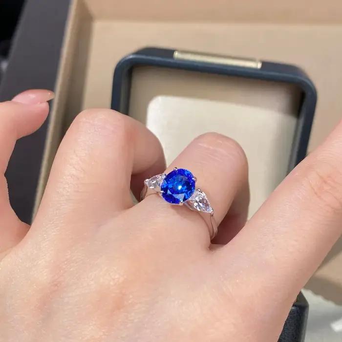 Bague de fiançailles en saphir bleu 2 carats