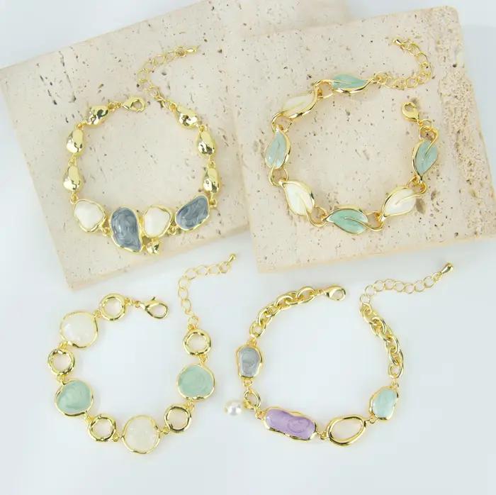 Bracelet en résine irrégulière dorée à la mode pour femmes bijoux de soirée élégants et accessoires de luxe pour occasions spéciales
