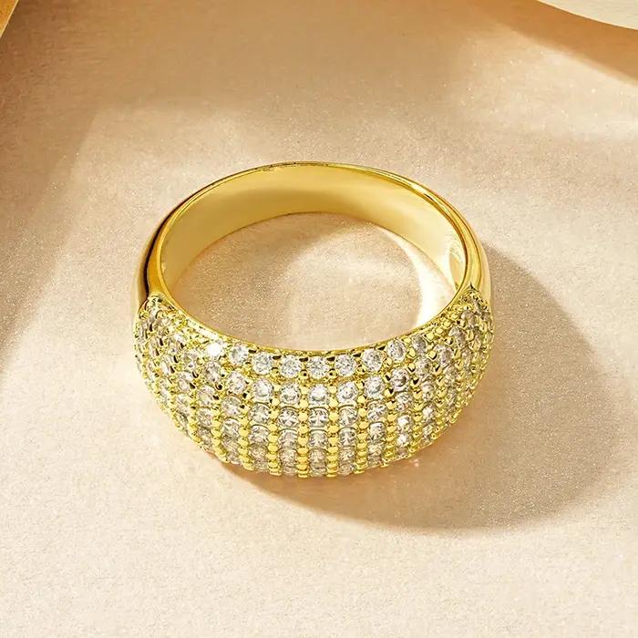 Bague de fête vintage plaquée or 14K sertie de zirconium blanc élégante pour femmes et hommes occasions spéciales anniversaires cérémonies de remises de diplômes soirées de gala voyages moments importants