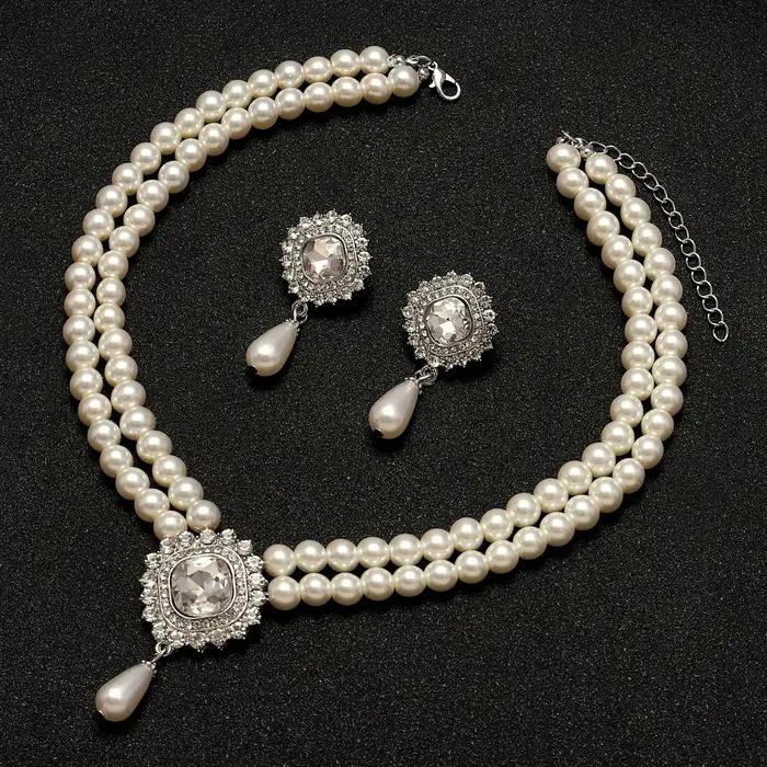 Ensemble collier et boucles d'oreilles en perles élégant