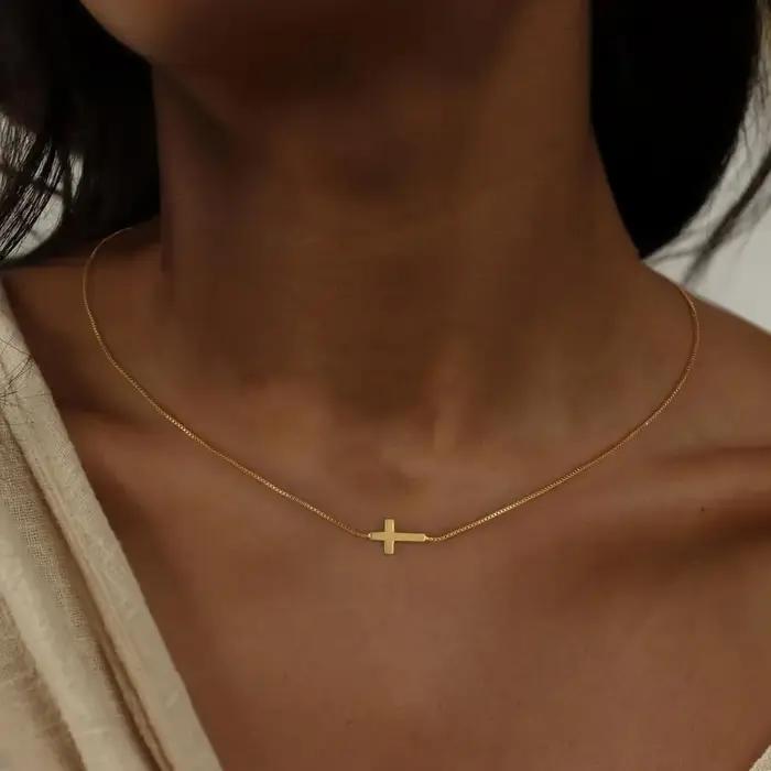 Collier croix plaqué or 14 carats pour femmes chaîne à breloques simple et tendance bijou cadeau religieux anniversaire baptême communion