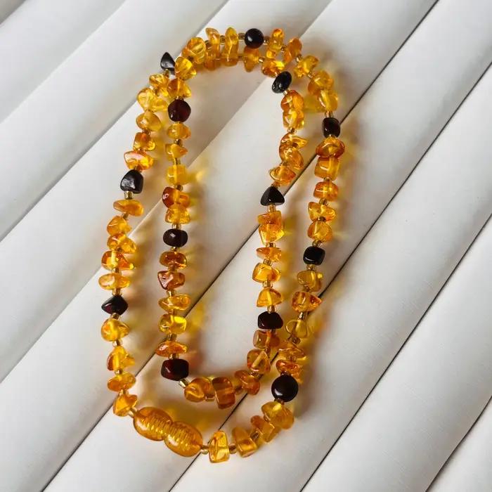 Collier d'ambre naturel baltique solitaire élégant pour femmes occasions spéciales perles dégringolées style classique