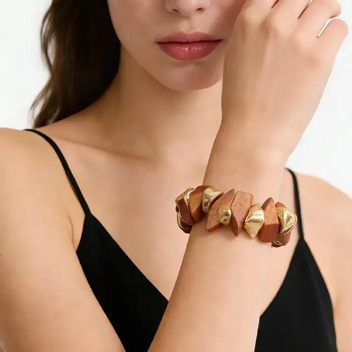 Bracelet en bois doré et accents géométriques pour femmes, style bohème, idéal pour brunchs et tenues élégantes