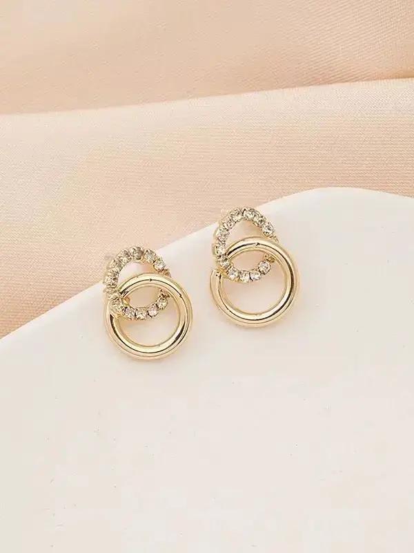 Une paire de boucles d'oreilles à la mode pour femmes avec cercles incrustés de diamants