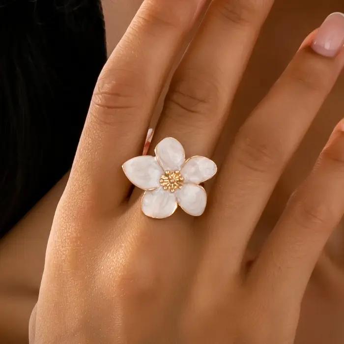 Une bague pour femme avec une technique goutte d'huile en forme de fleur