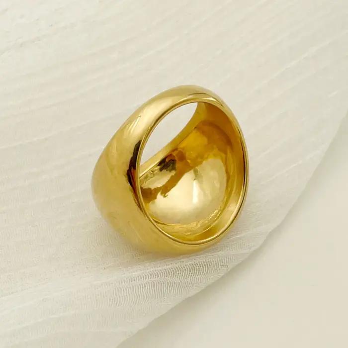 Bague en acier inoxydable plaqué or 18 carats pour homme élégante et intemporelle style simple bijou de personnalité pour hommes occasions spéciales