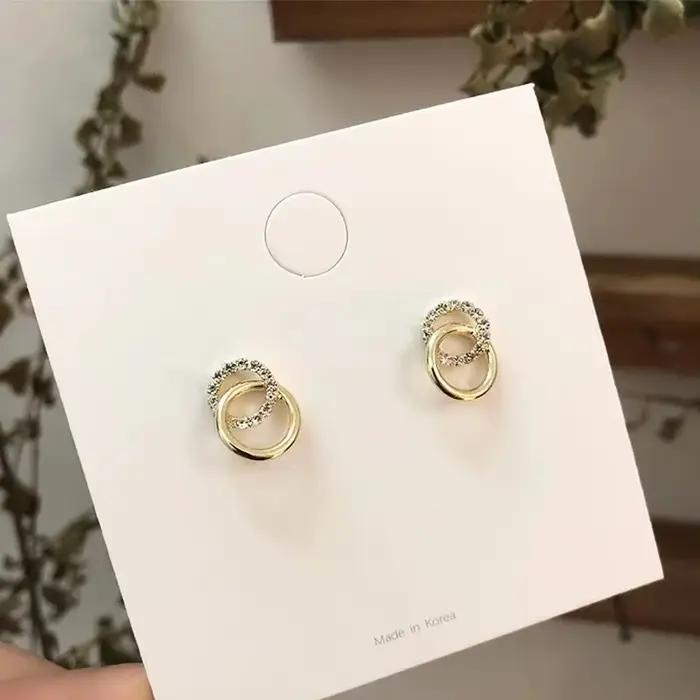 Une paire de boucles d'oreilles à la mode pour femmes avec cercles incrustés de diamants