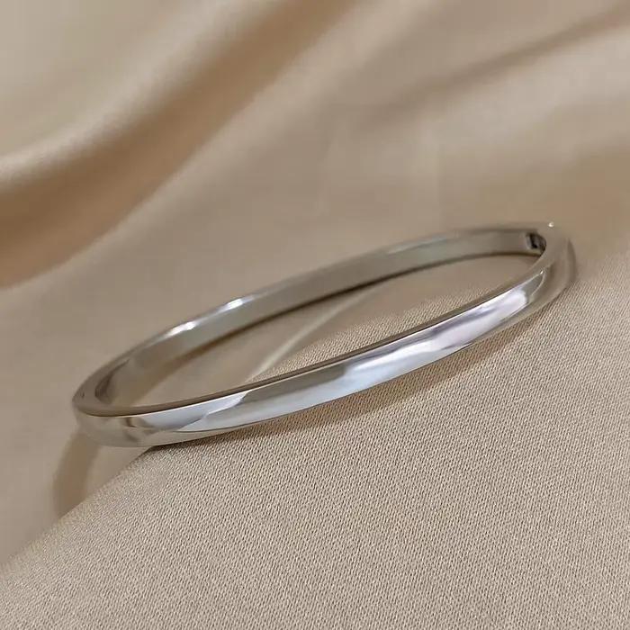 Bracelets simples et lisses en acier inoxydable plaqué or pour femmes élégantes et sophistiquées pour diverses occasions festives et quotidiennes