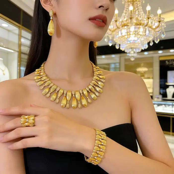 Collection de bijoux en or d'inspiration vintage : collier floral superposé
