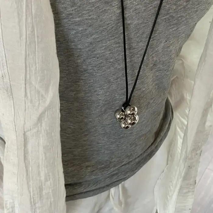Collier pendentif en perles rondes design azole pour femmes