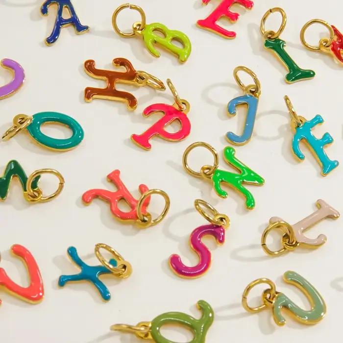 A-Z en acier inoxydable anglais lettre colorcomparator creux pendentif gouttes d'huile breloques bricolage collier bracelet bijoux exécutif
