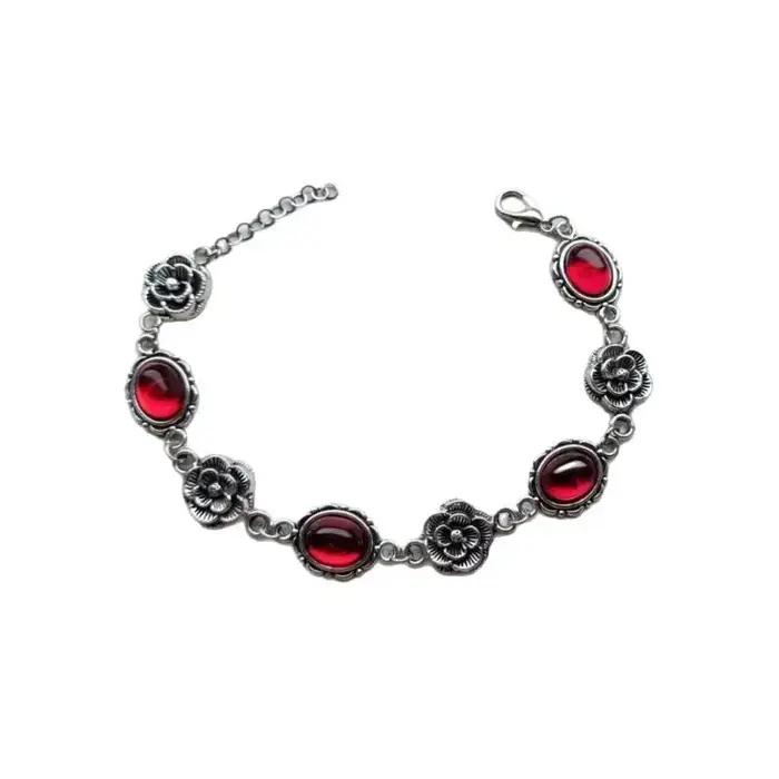 Bracelet en pierres artificielles rouge vif ; Manchette florale gothique originale ; Bijou ajustable poli avec chaîne