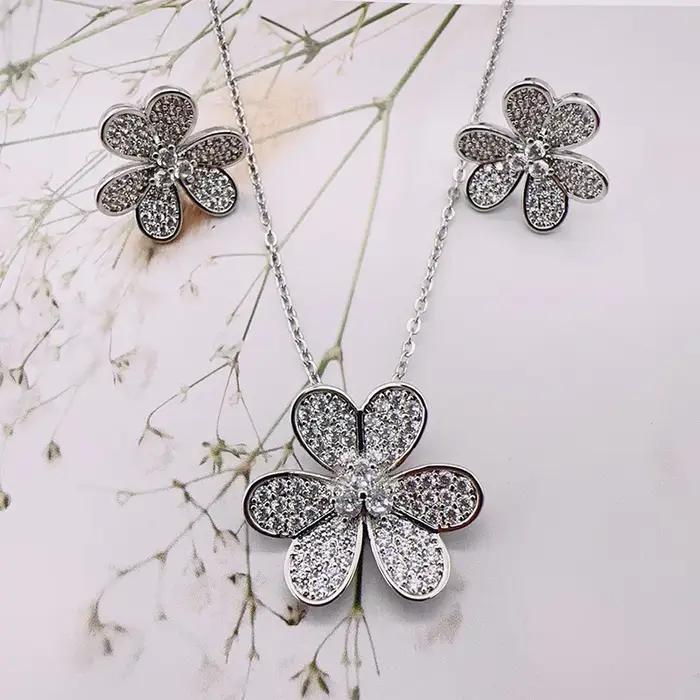 Ensemble de bijoux avec pendentif et boucles d'oreilles en trèfle à trois feuilles