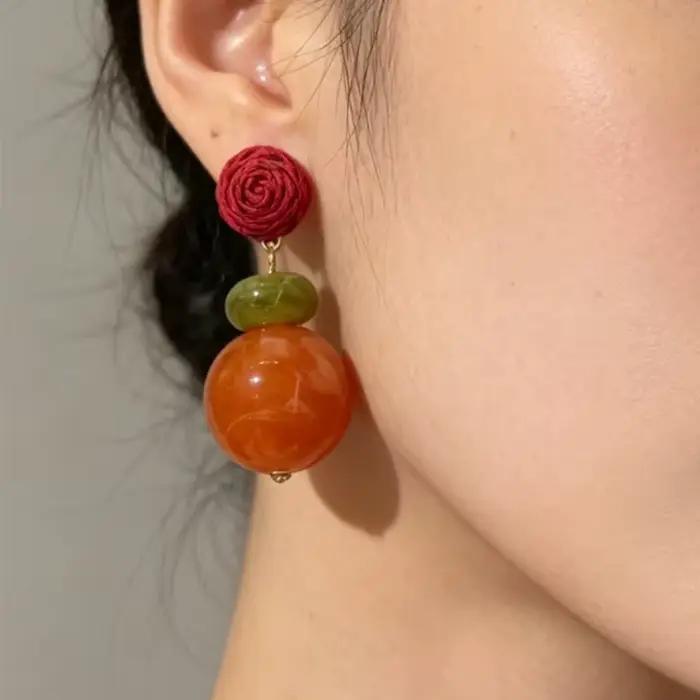 Boucles d'oreilles pendantes en perles acryliques en forme de fleur de raphia pour femmes
