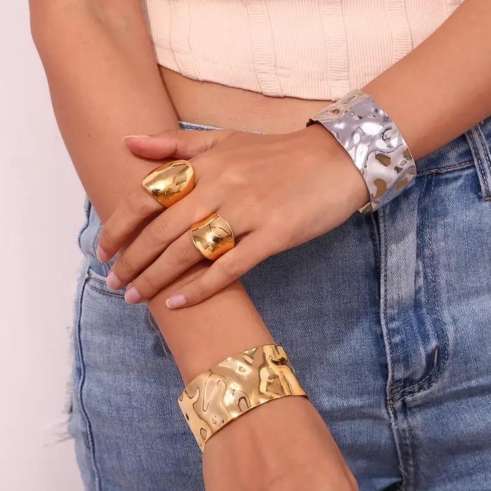 Bracelet ouvert géométrique en or 18 carats et acier inoxydable pour femme avec motifs de battement élégant et hypoallergénique pour occasions spéciales