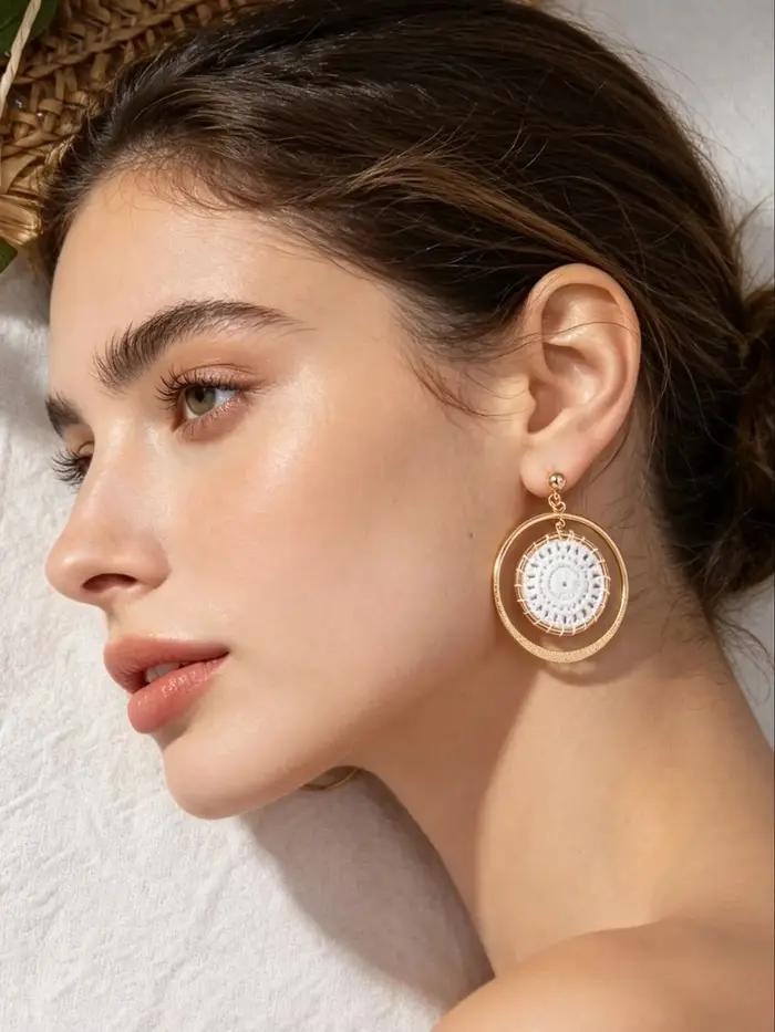 Boucles d'oreilles créoles tissées à la main or et blanc pour femmes style bohème exotique et occasions spéciales