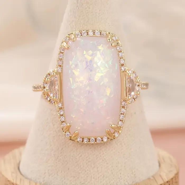 Bague élégante classique incrustée d'opale synthétique blanche plaquée or pour femme