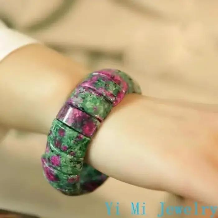 Bracelet en Jade et Agate Multicolore avec Soie Dorée, Accessoire de Mode Élégant pour Occasions Spéciales