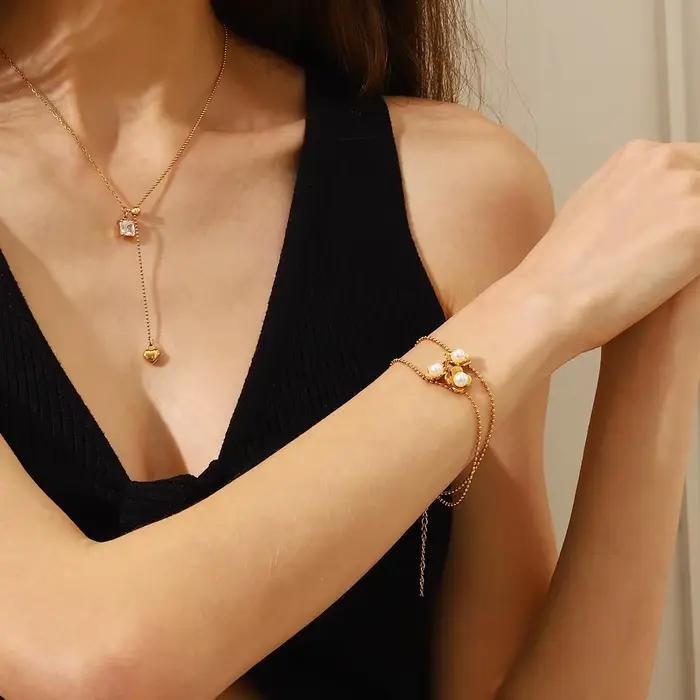 E.B.belle nouvelle chaîne de perles trois fleurs Bracelet de perles plaqué or 18 carats en acier inoxydable Style élégant accessoires de bijoux pour femmes